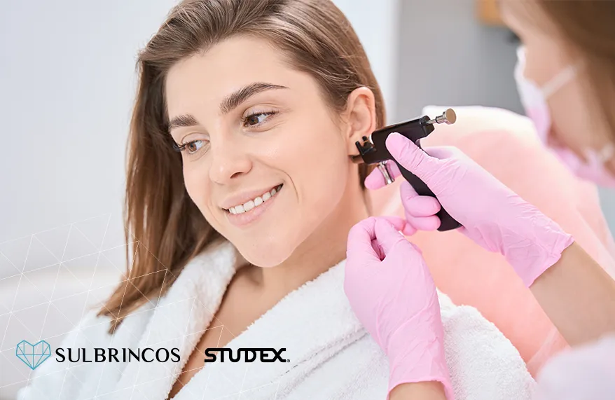 Brincos em aço cirúrgico são seguros? Conheça a linha Classic Studex: a mais usada e segura do mundo.